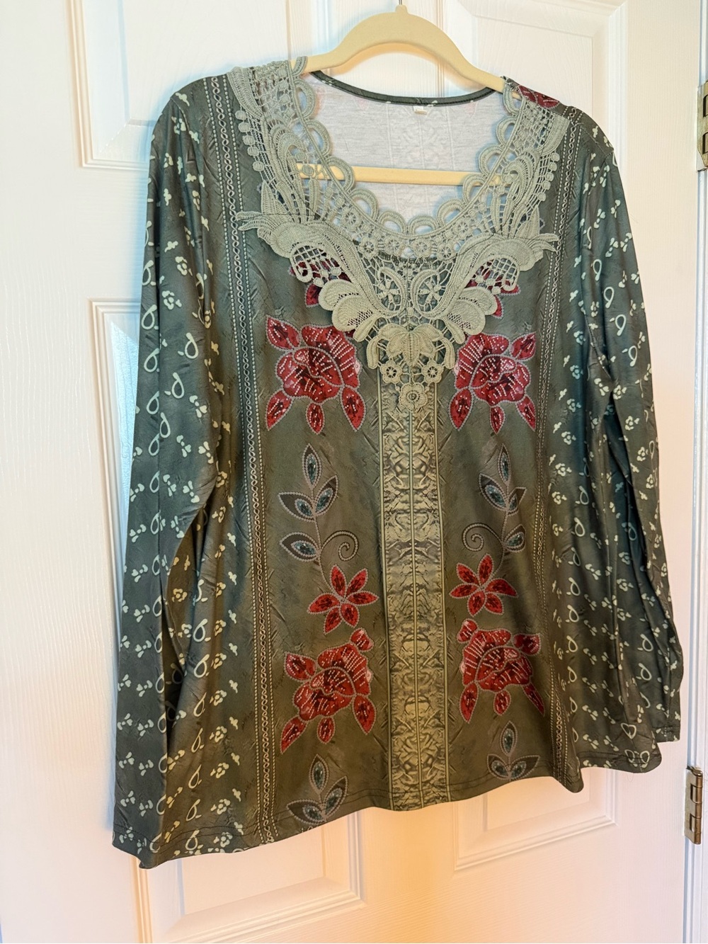 Women’s X-Large floral and lace long sleeve blouse